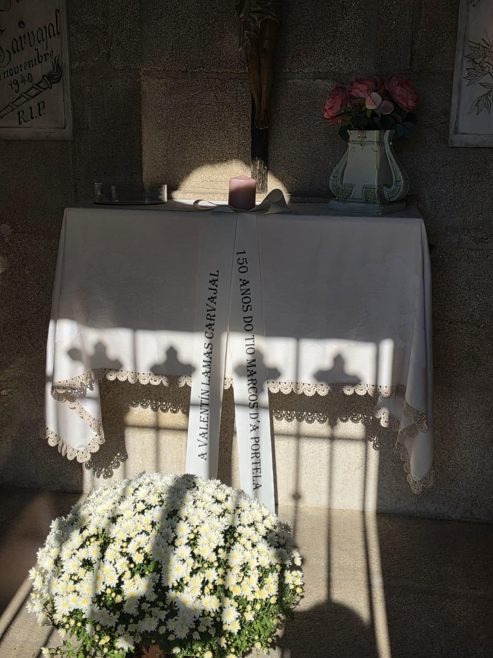 Una corona de flores en memoria de Valentín Lamas Carvajal.