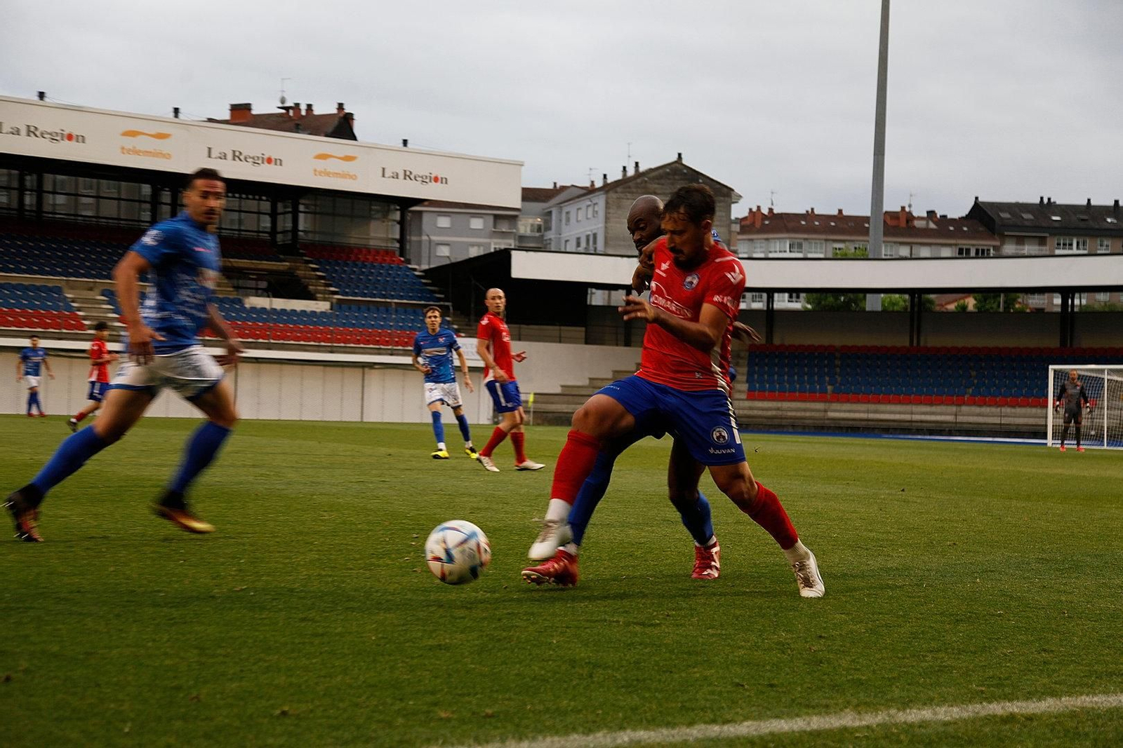 Jugadores disputándose el esférico.