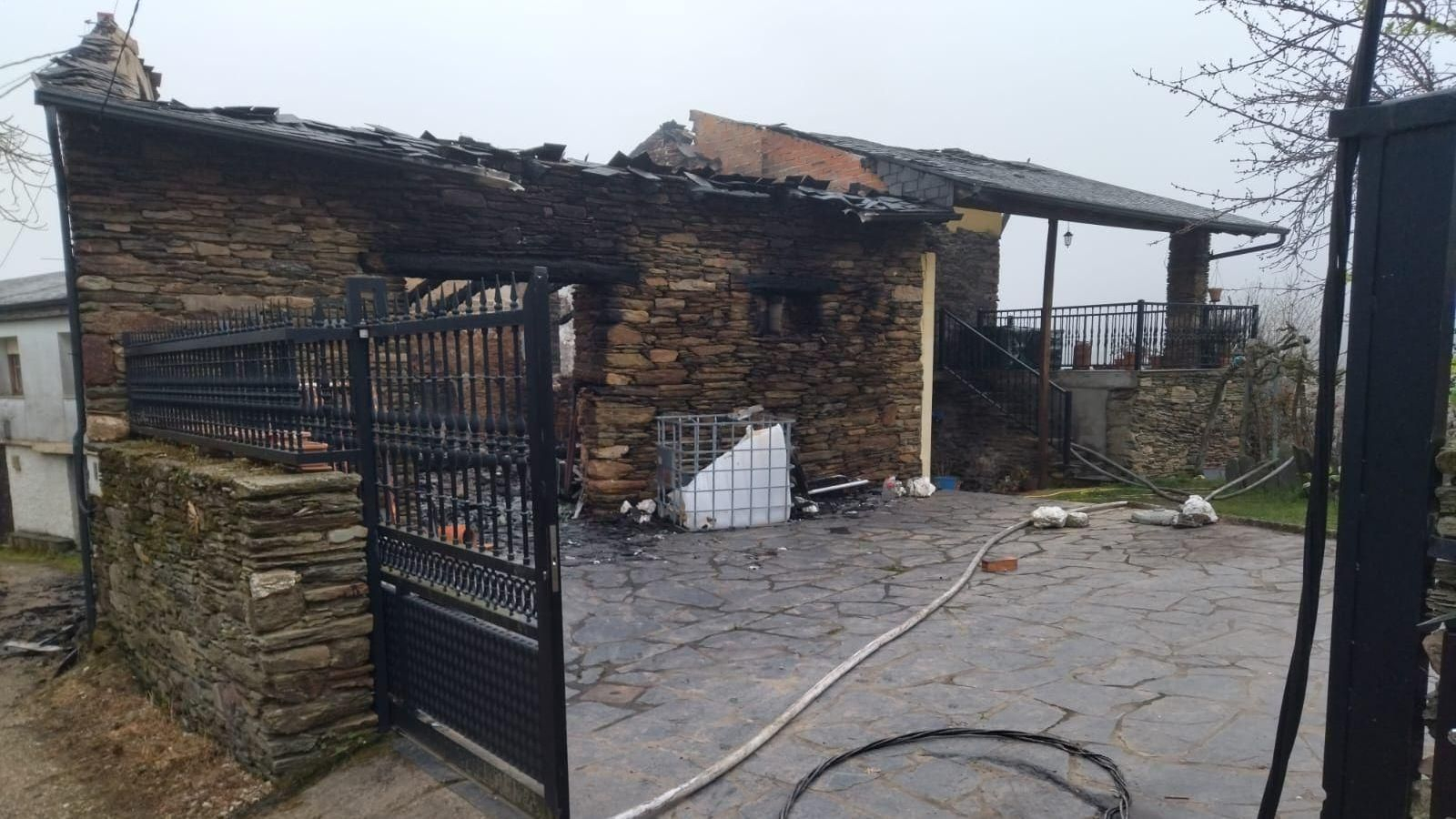 Estado de la casa calcinada en Cesures