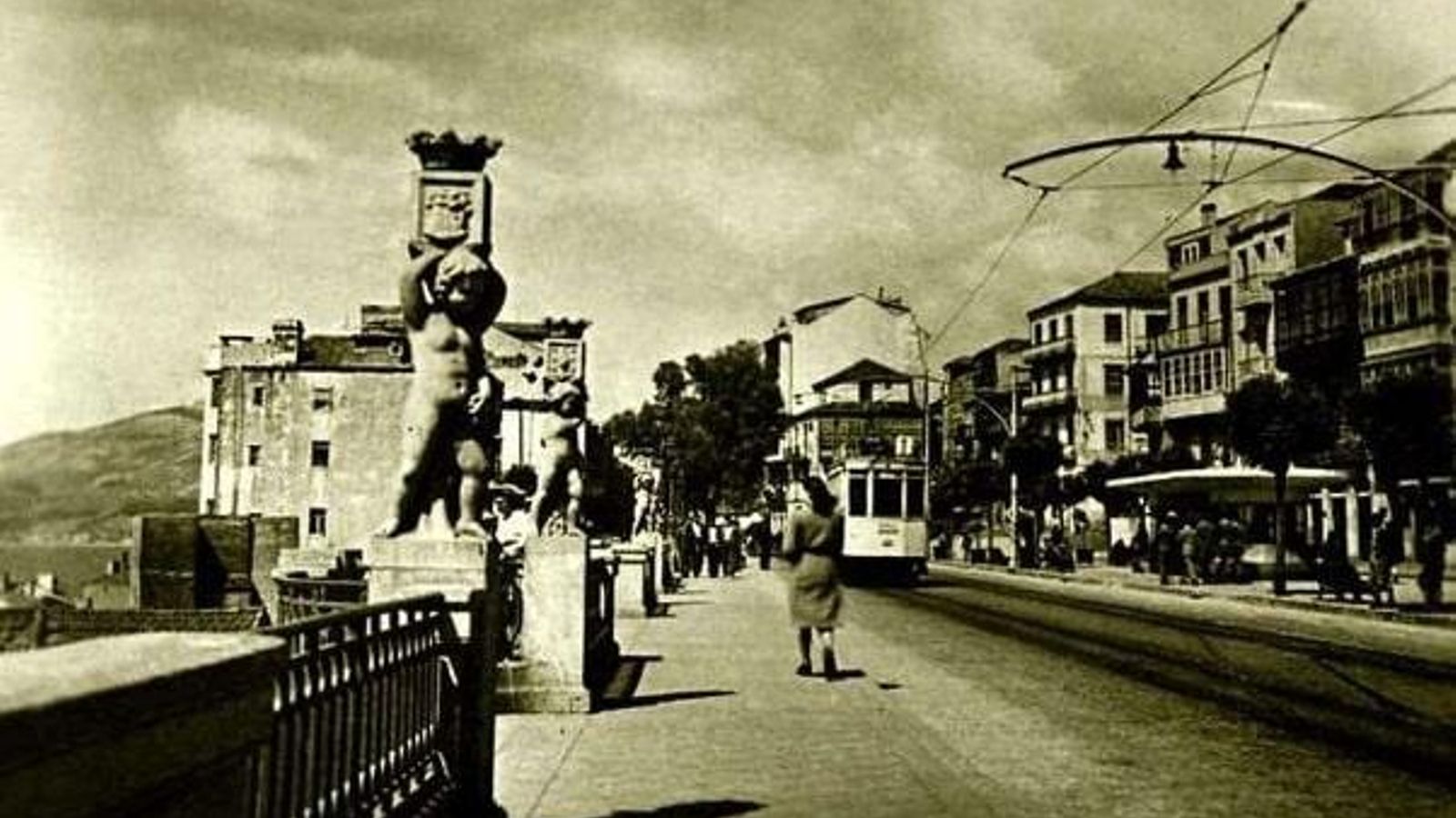 El Paseo de Alfonso a mediados del siglo XX, con el kiosco (derecha) en el bulevar central entre los tranvías.