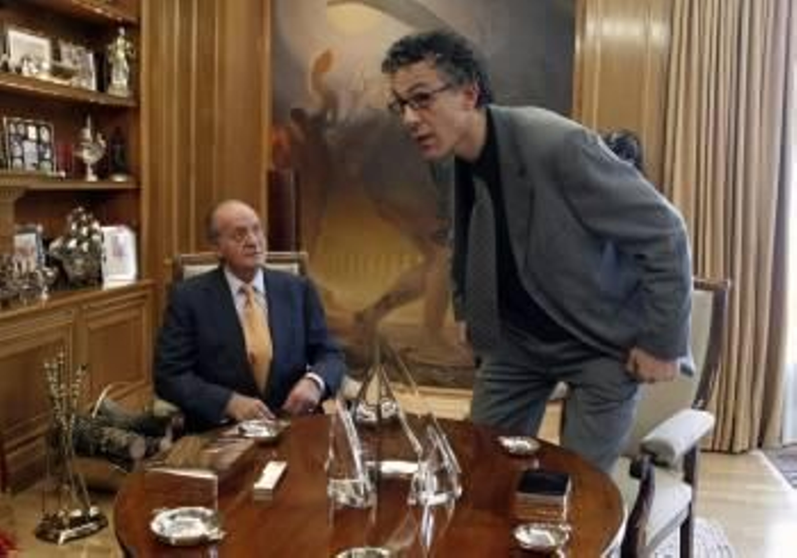 El rey Juan Carlos al inicio de la audiencia al diputado de Amaiur Xabier Mikel Errekondo Saltsamendi, en el Palacio de La Zarzuela, (Foto: EFE)
