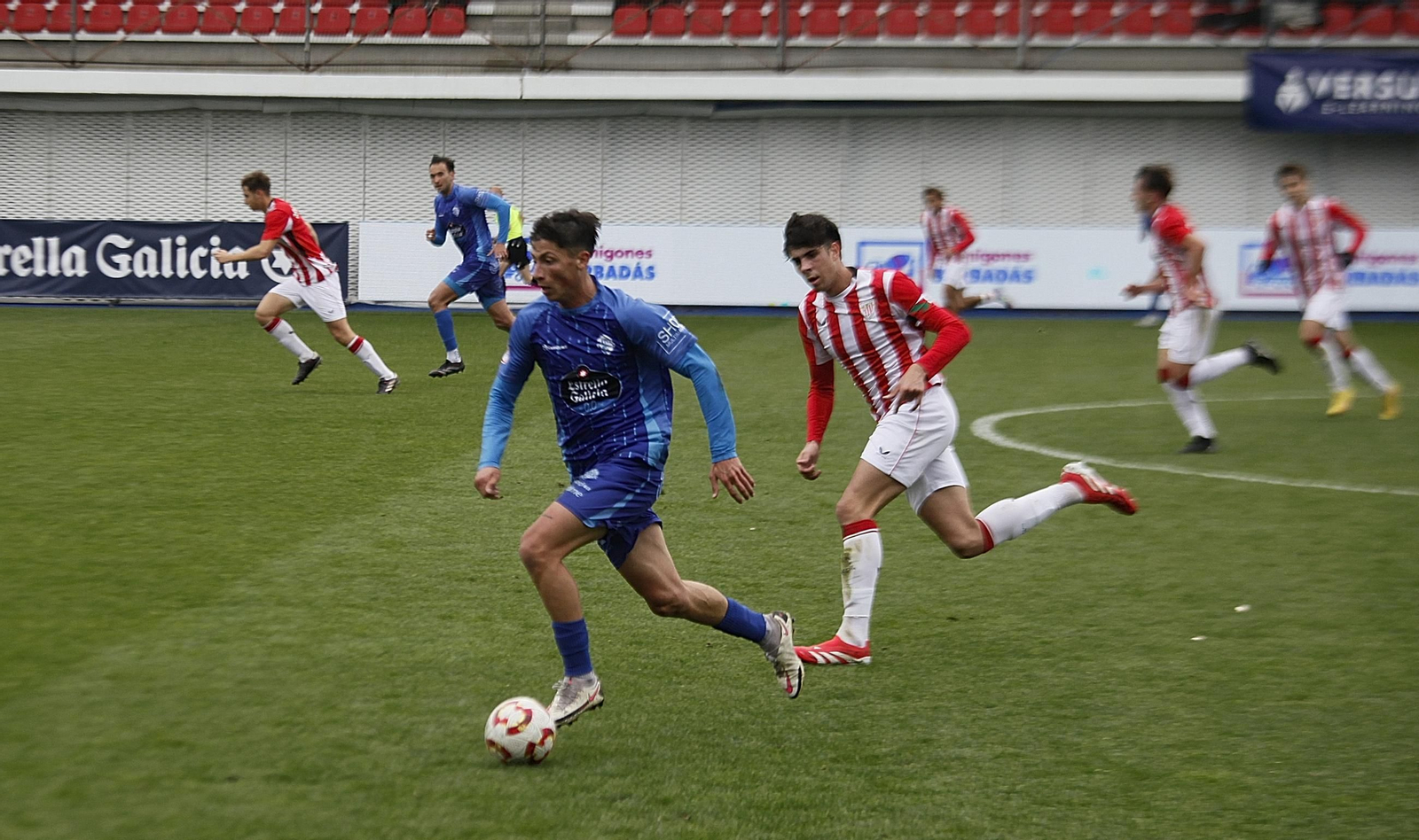 Galería | El Ourense CF sumó su primera derrota en el fortín de O Couto