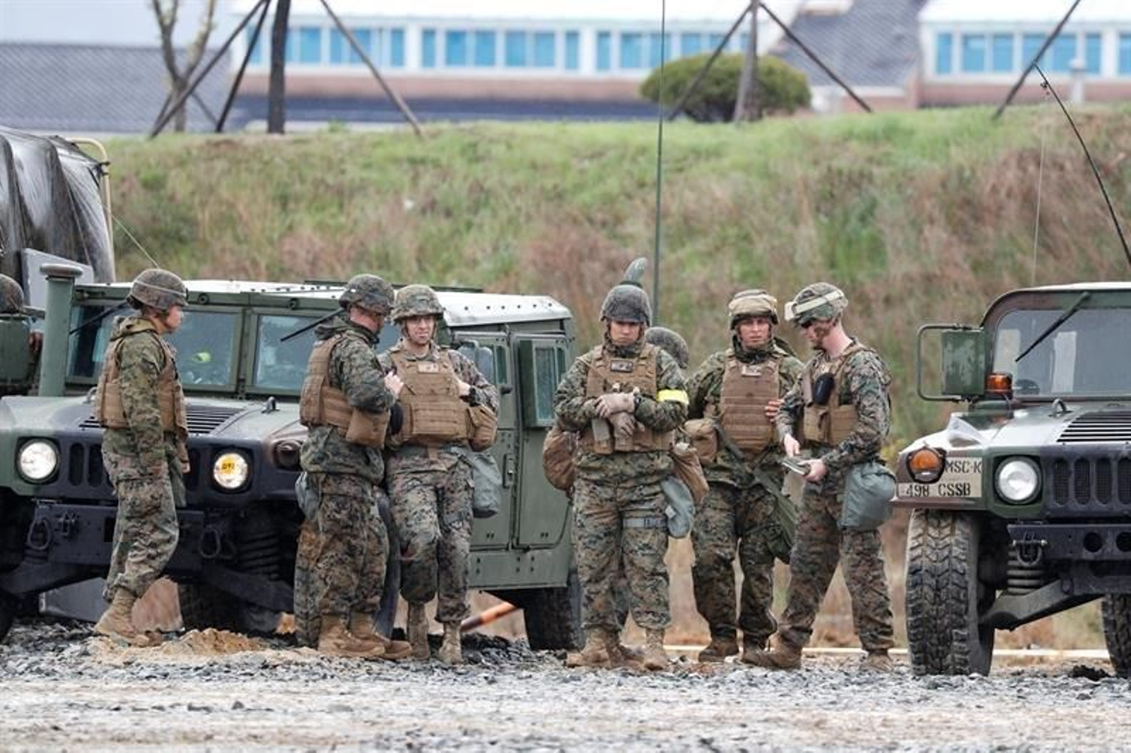 Marines estadounidenses participan en unas maniobras conjuntas con soldados surcoreanos ante un posible ataque norcoreano en Pohang a unos 360km de Seúl, ayer, 11 de abril.