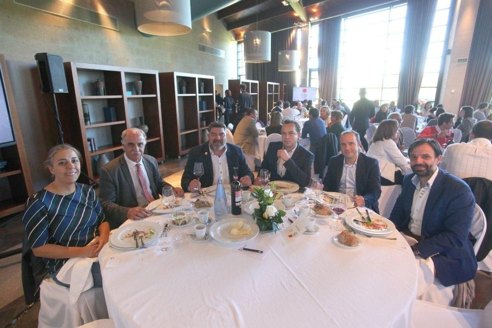 Amelia Feijóo, departamento Comercial de La Región; Ramón Nespereira, departamento Comercial de La Región; César Enríquez, gerente de Adegas Cachín; Carlos Costoya, gerente de Bodegas Alodio; José Dalmiro Dacal, informático de Coren; Alberto González, gerente de la Plaza de Abastos.