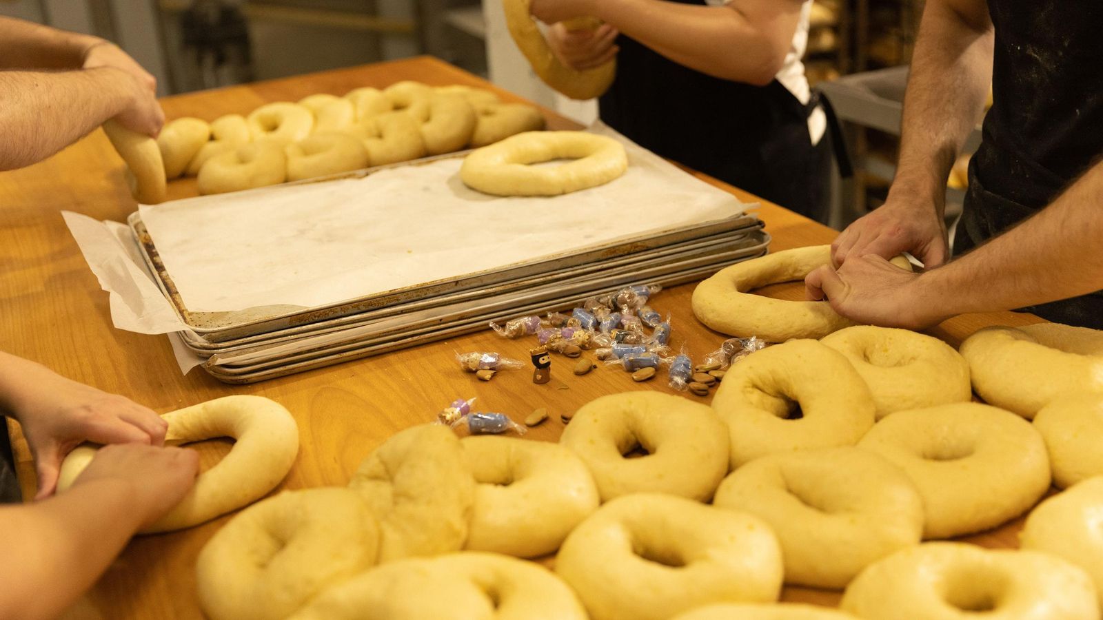 Figuras de la faba y el rey listas para ser puestas dentro de la masa del roscón.