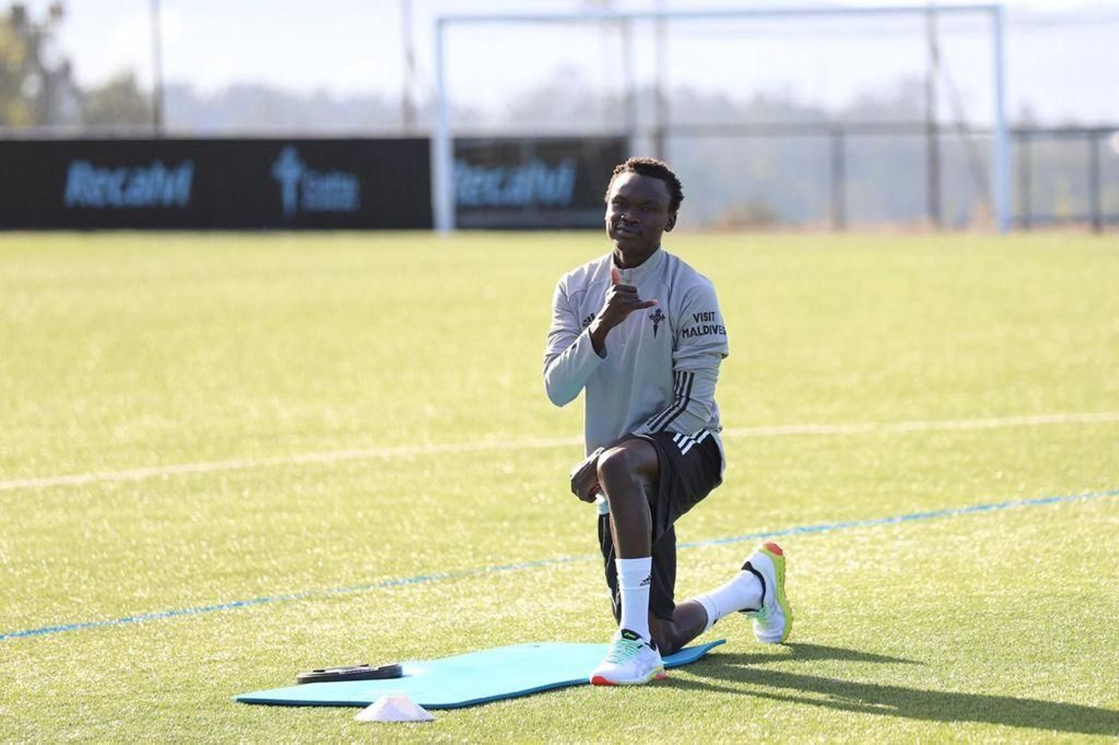Pione Sisto saluda en un entrenamiento de esta pretemporada en las instalaciones de A Madroa.