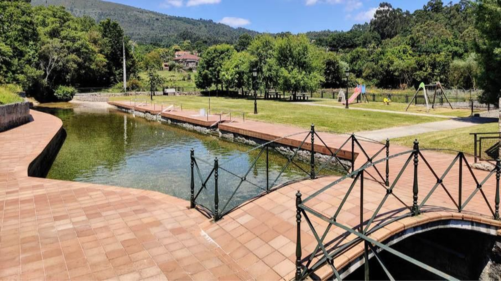 La instalación veraniega de la playa fluvial de Luneda, en A Cañiza.