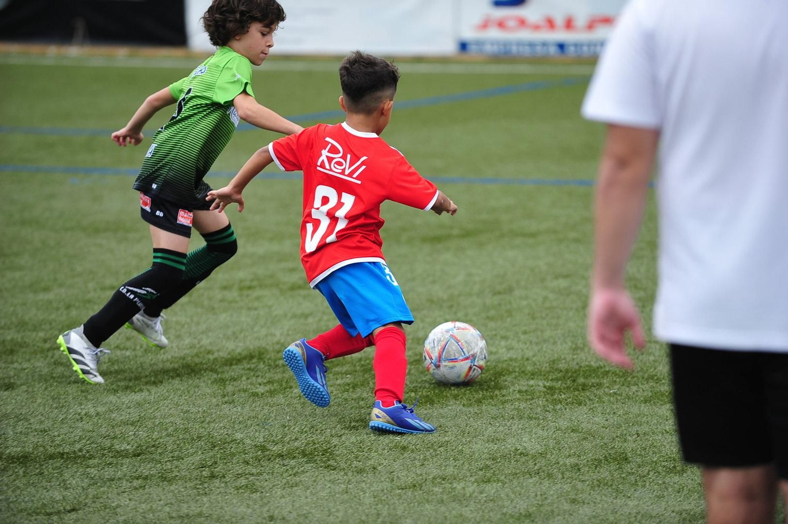 Pugna por un balón en Maceda