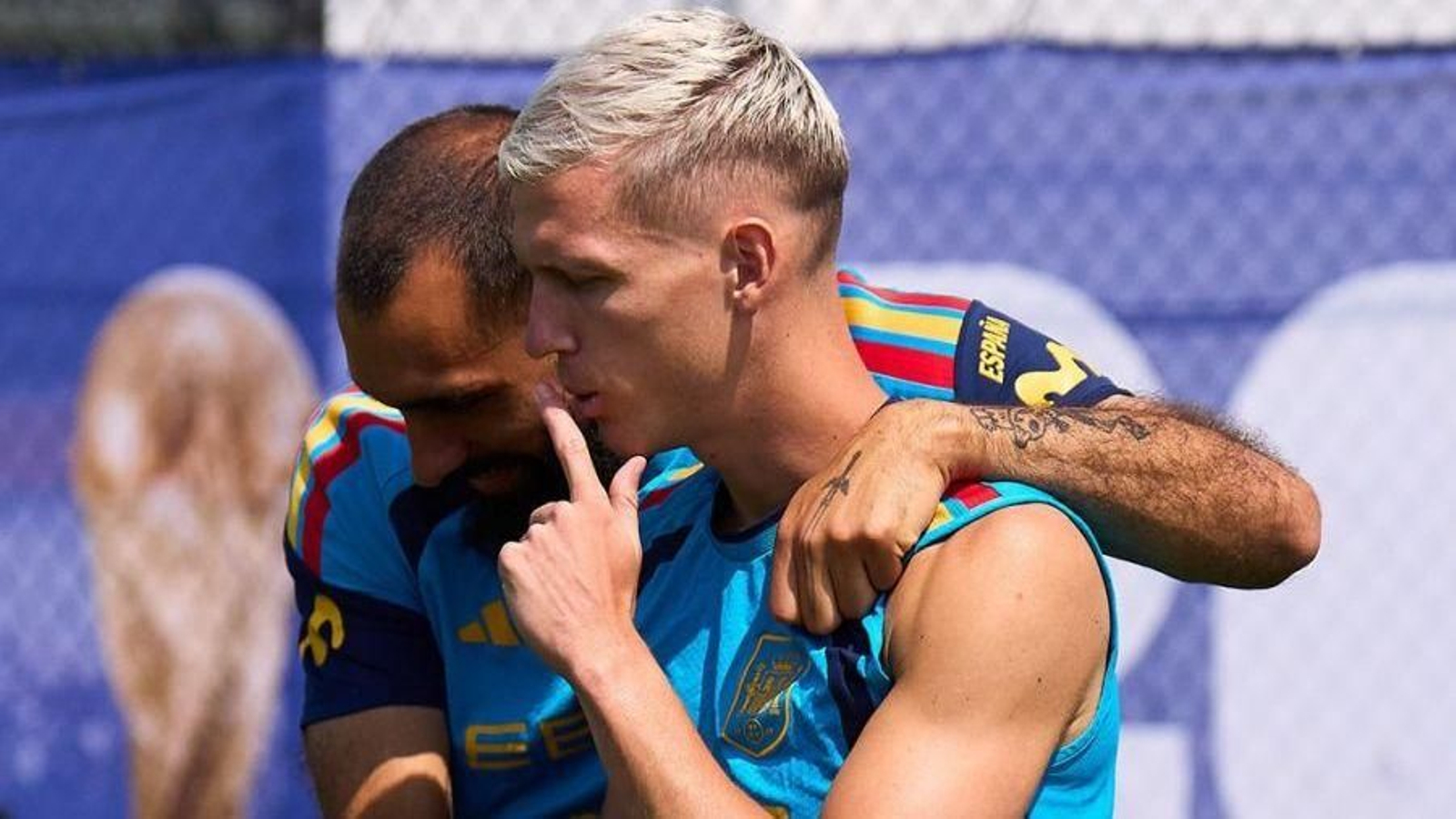 El céltico, Borja Iglesias, y Dani Olmo hablan durante la sesión de entrenamiento de este viernes, la última realizada por la selección.