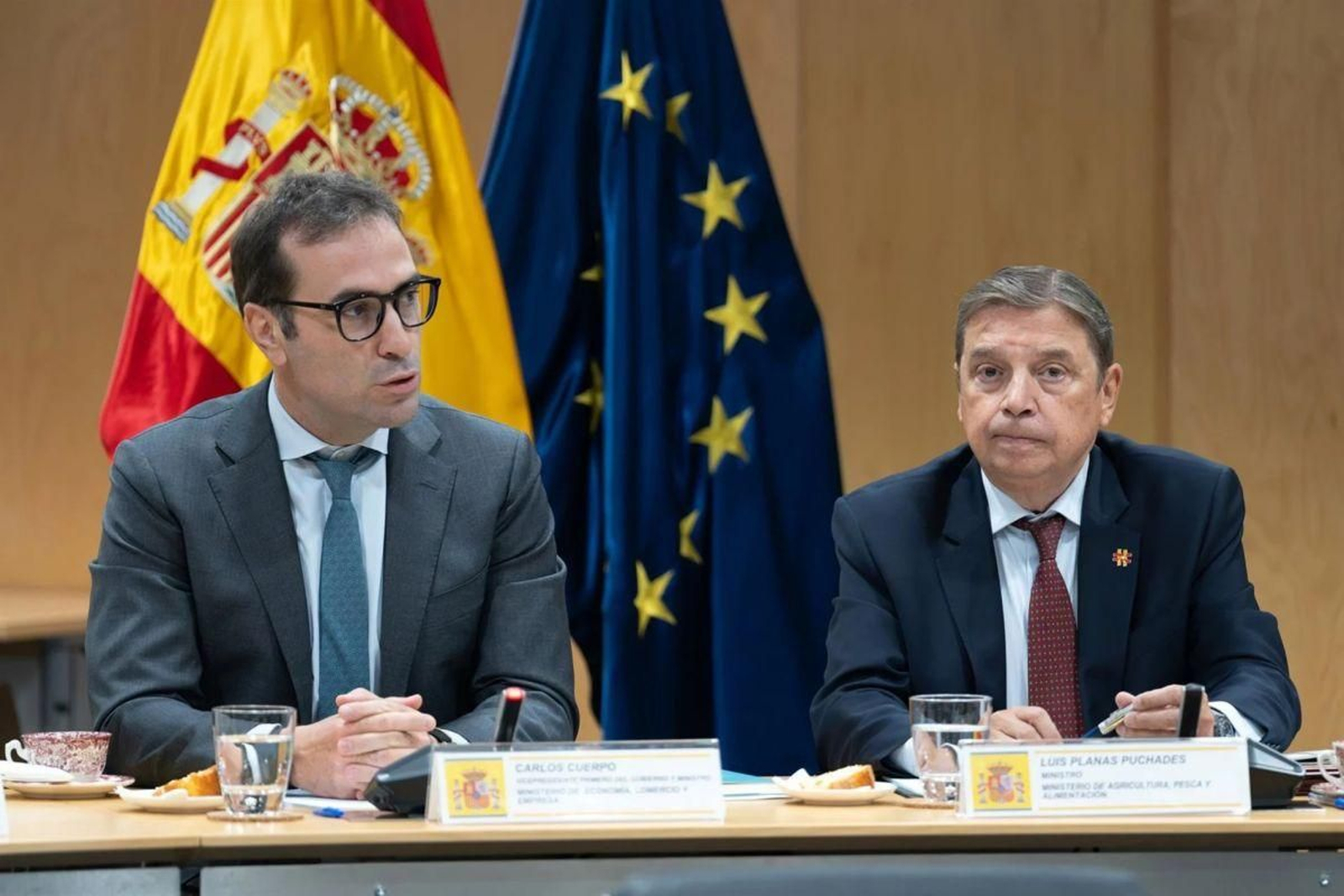 Los ministros de Economía, Carlos Cuerpo, y de Agricultura, Luis Planas, durante la reunión con asociaciones.