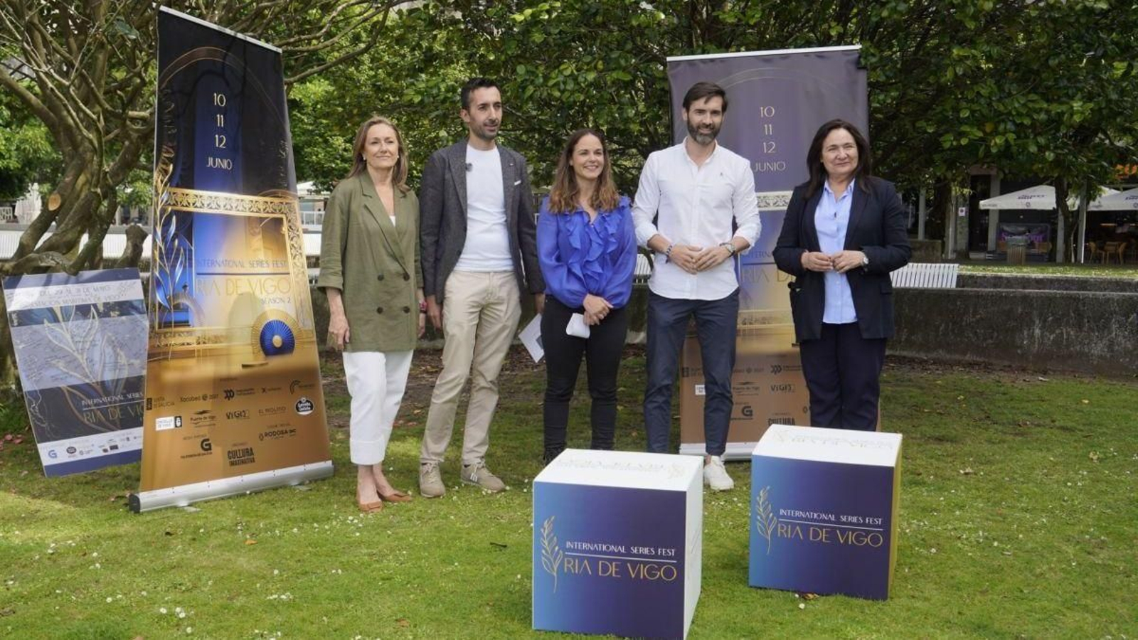 Luisa Sánchez, Gorka Gómez y Ana Ortiz, con los organizadores del festival Ría de Vigo, Paula Boto y Miguel Blanco.