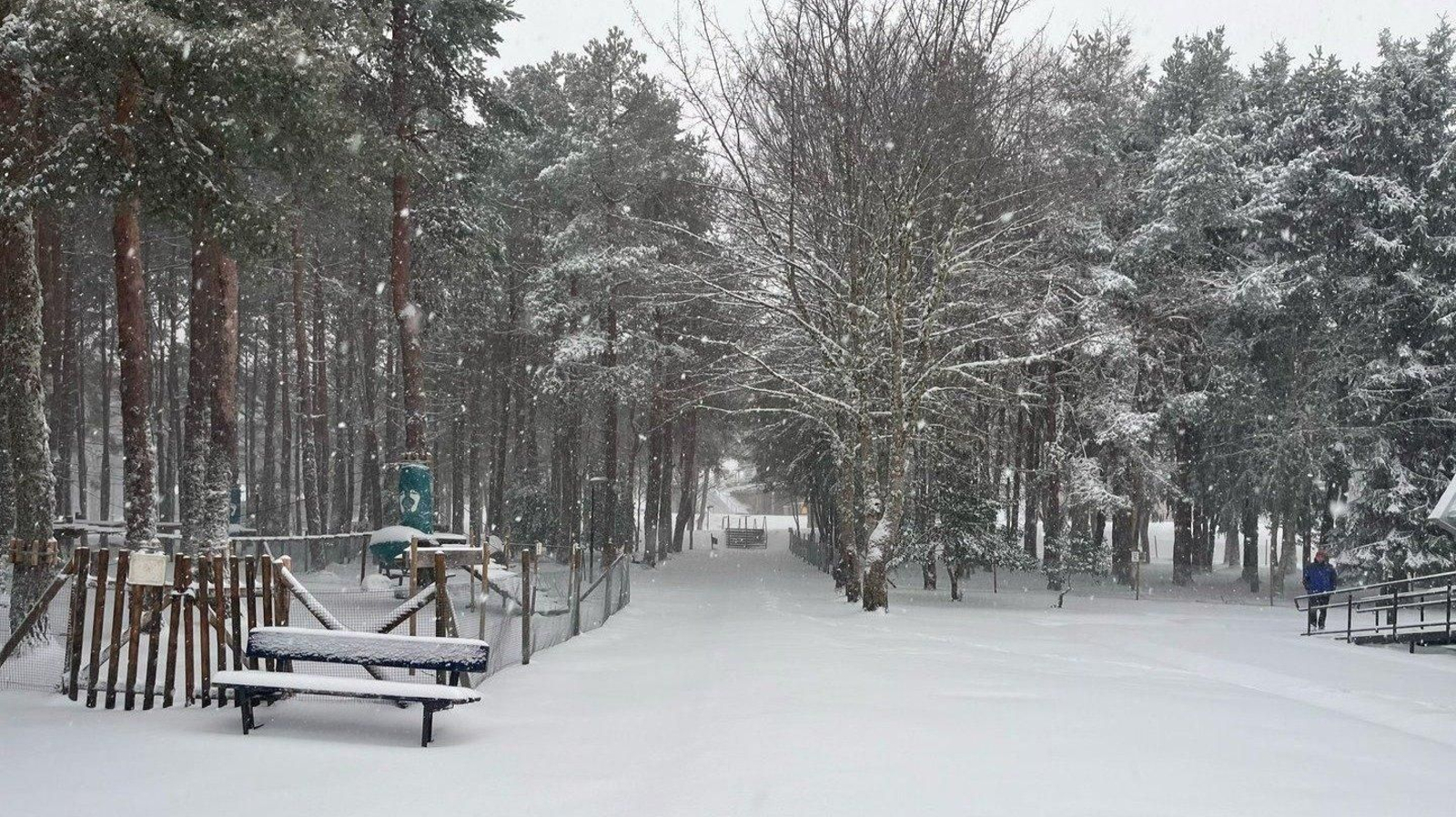 Manzaneda amanece teñida de blanco por la nieve que deja la borrasca Louis (Reme Martínez).