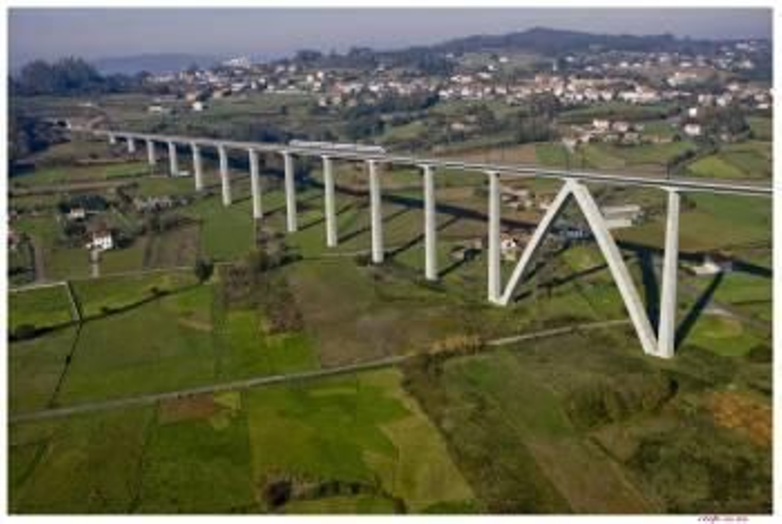 El tren Avant S-121, en un viaje de prueba en la línea AVE entre Ourense y Santiago (que entra en servicio el próximo domingo).