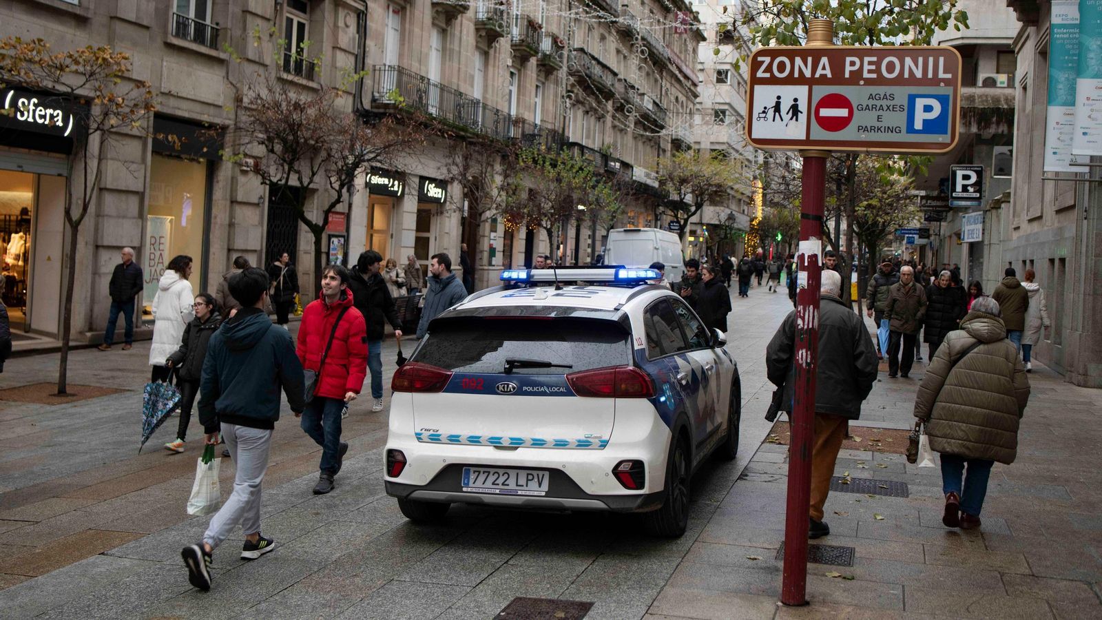 Policía Local patrullando en la calle del Paseo en Ourense.