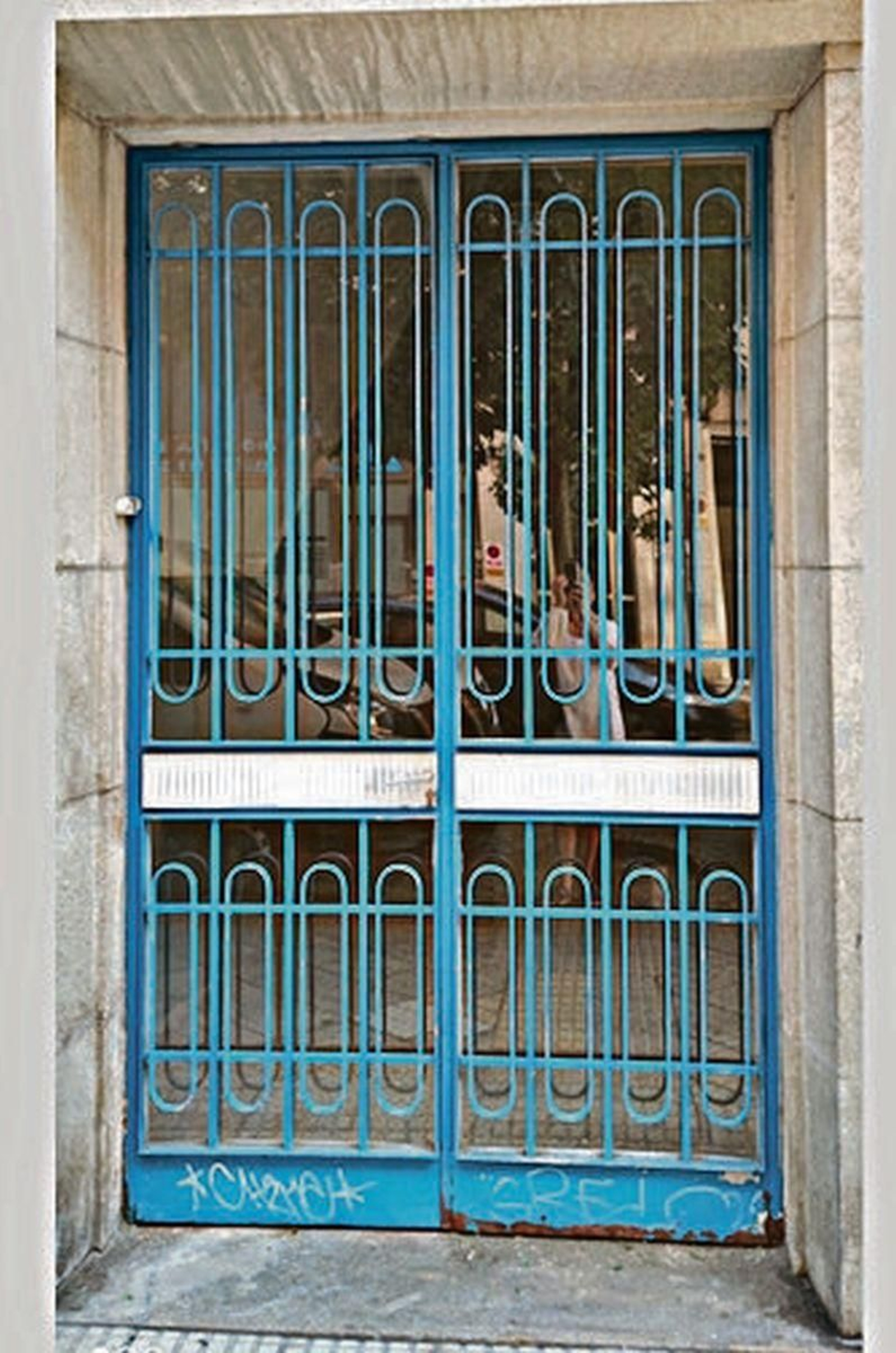 En Cardenal Quiroga abundan las puertas de hierro, alguna en edificios del arquitecto Ales Reilen.