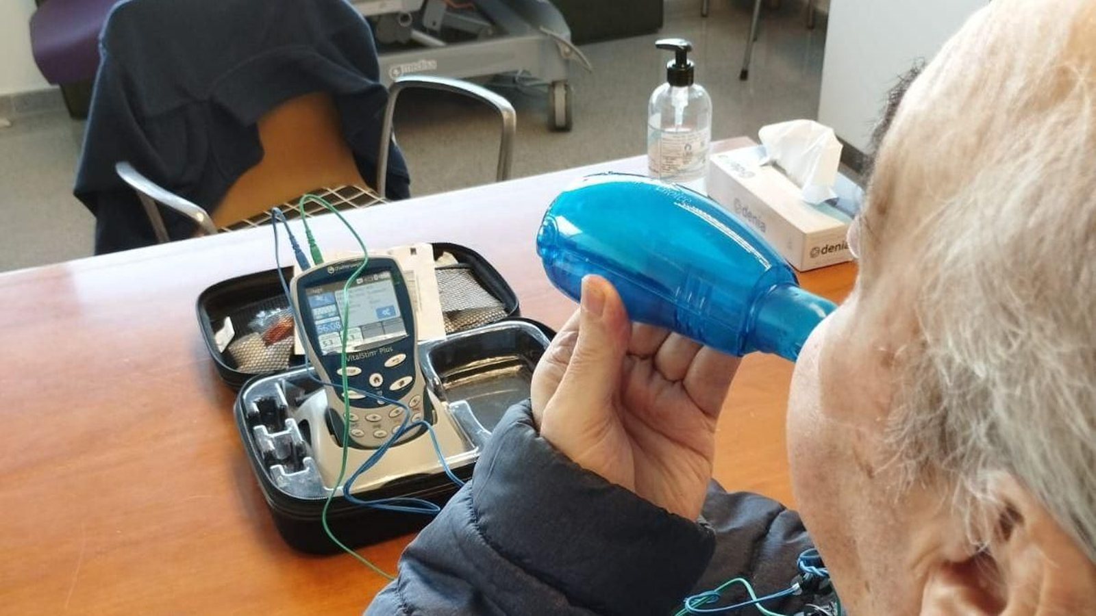 Un paciente con disfagia realizando uno de los tratamientos.