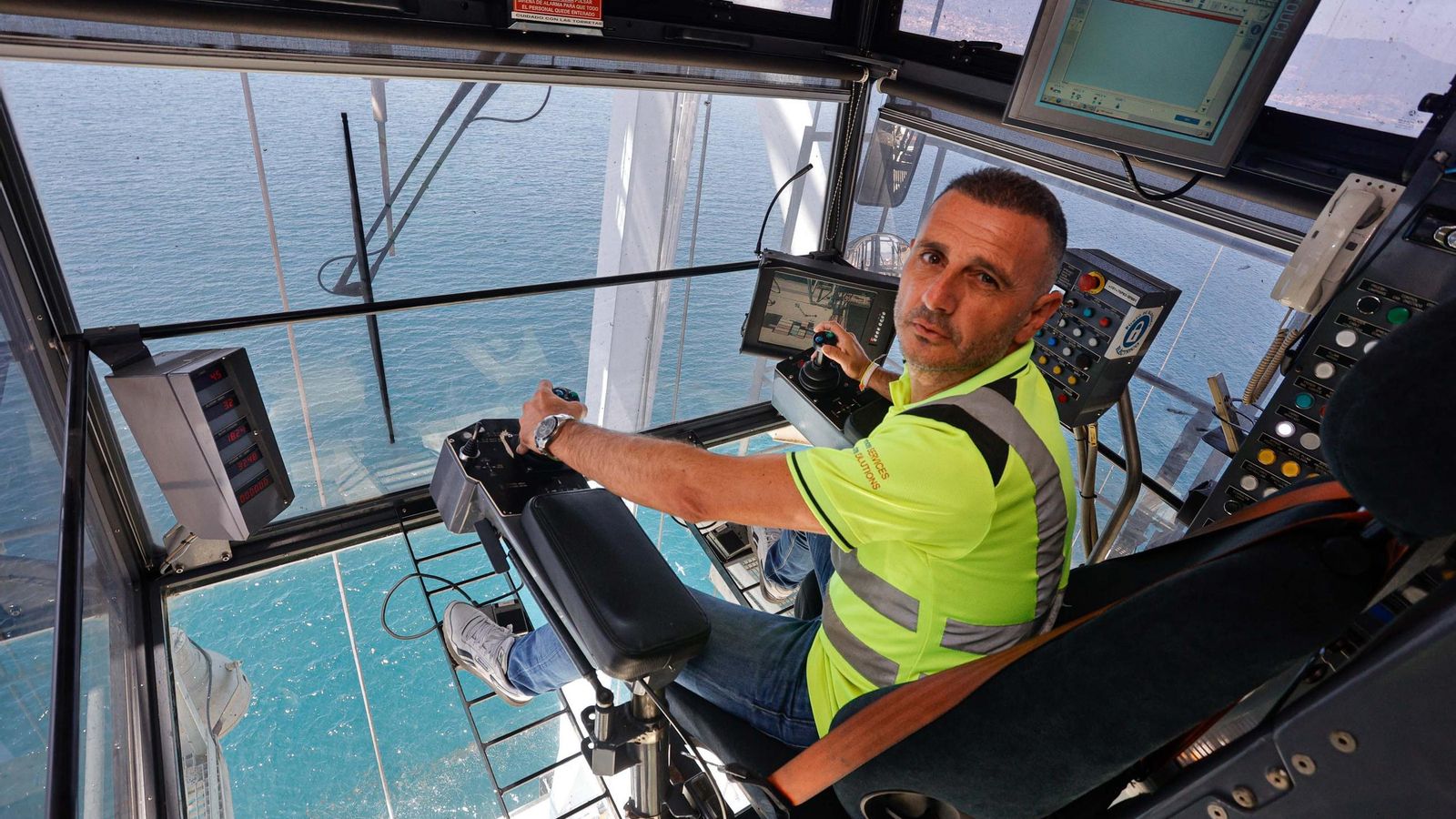 Galería | Una supergrúa de 110 metros se instala en Guixar