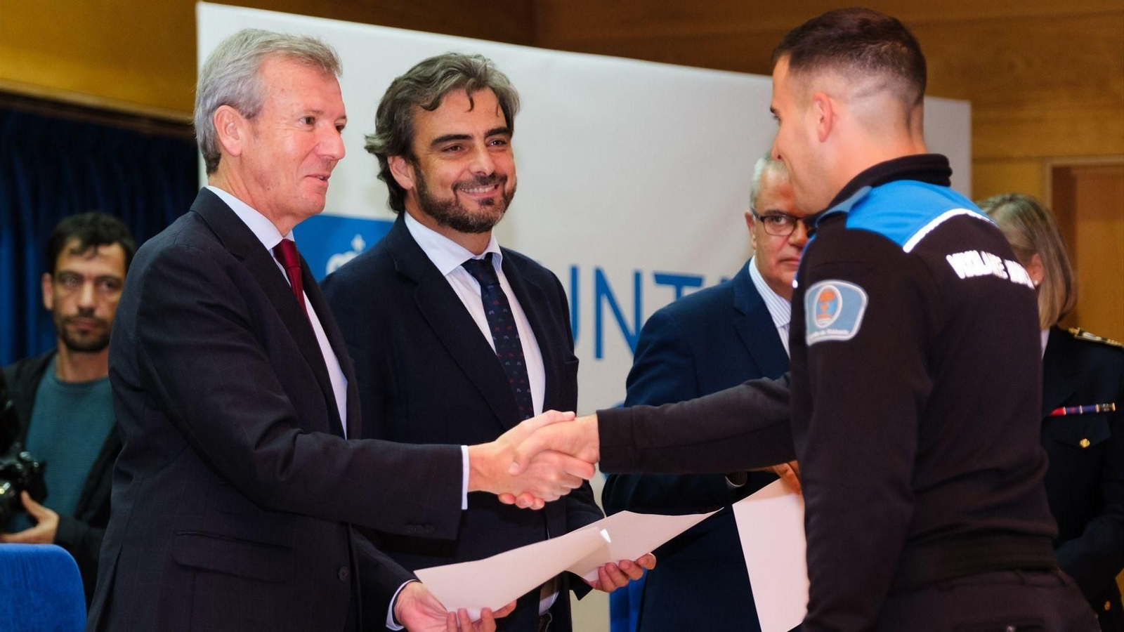 El conselleiro Diego Calvo y el presidente Alfonso Rueda, en una promoción de la Policía Local.