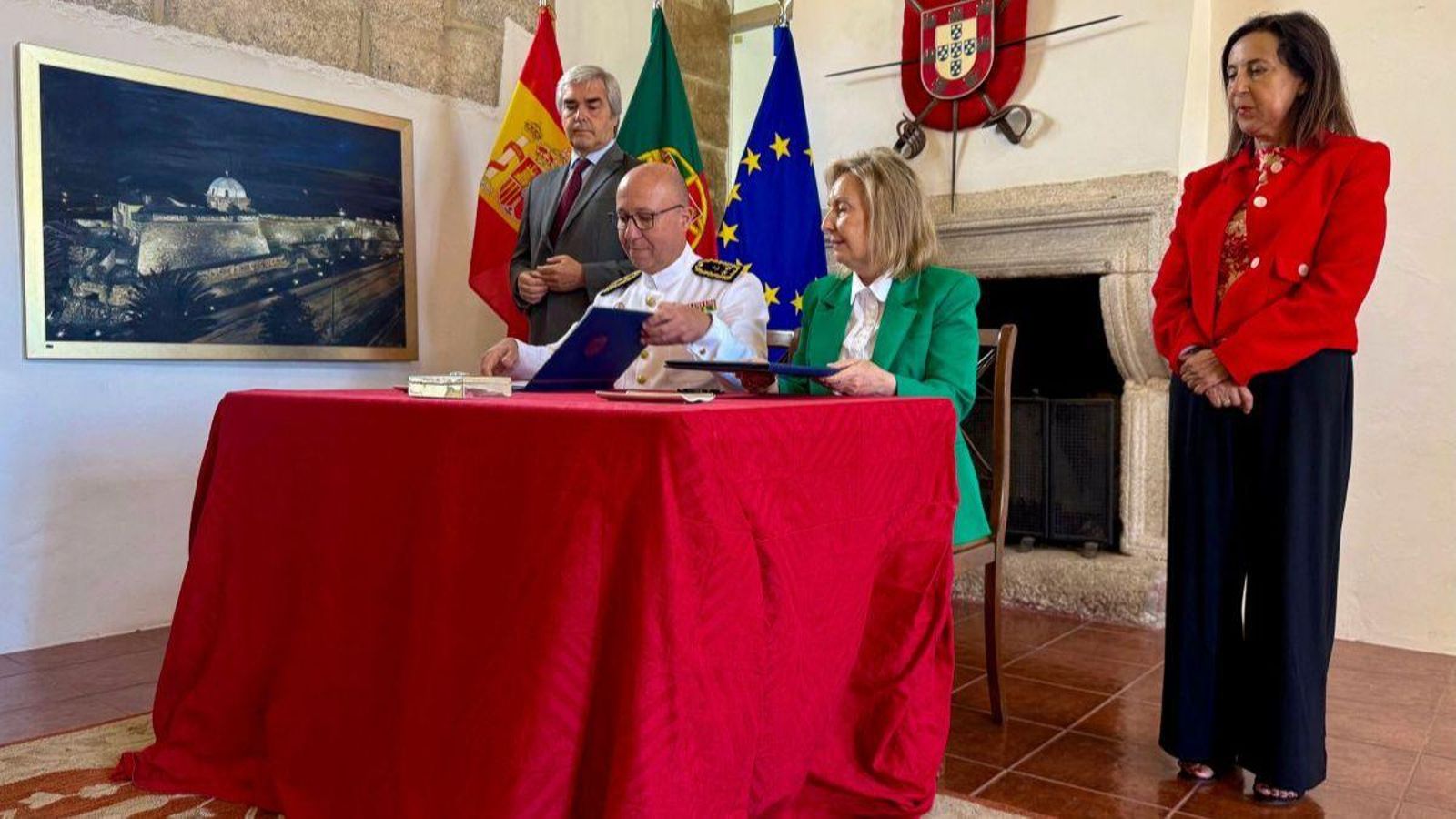 Antonio Mateus y Amparo Valcarce firman el acuerdo ante los ministros Nuno Melo y Margarita Robles.