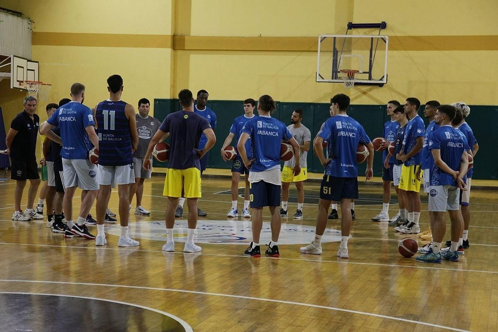 Jugadores del COB atienden a las explicaciones del técnico Moncho López en el Pazito.