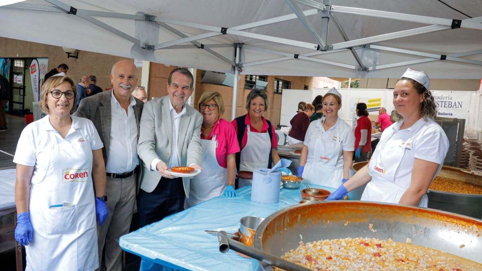 Abel Caballero con las cocineras de los callos en Beade.