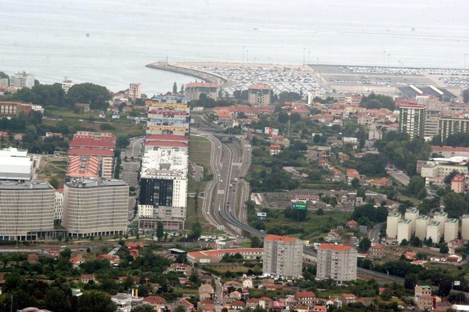 Vista parcial del polígono de Navia, desarrollado sólo en sus tres primeras fases.