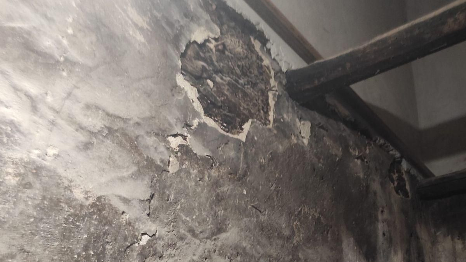 Manchas de humedad en la planta baja a causa de la lluvia.