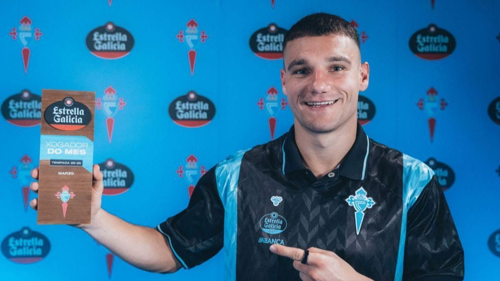 Ferran Jutglá posa con el premio a mejor jugador de marzo.