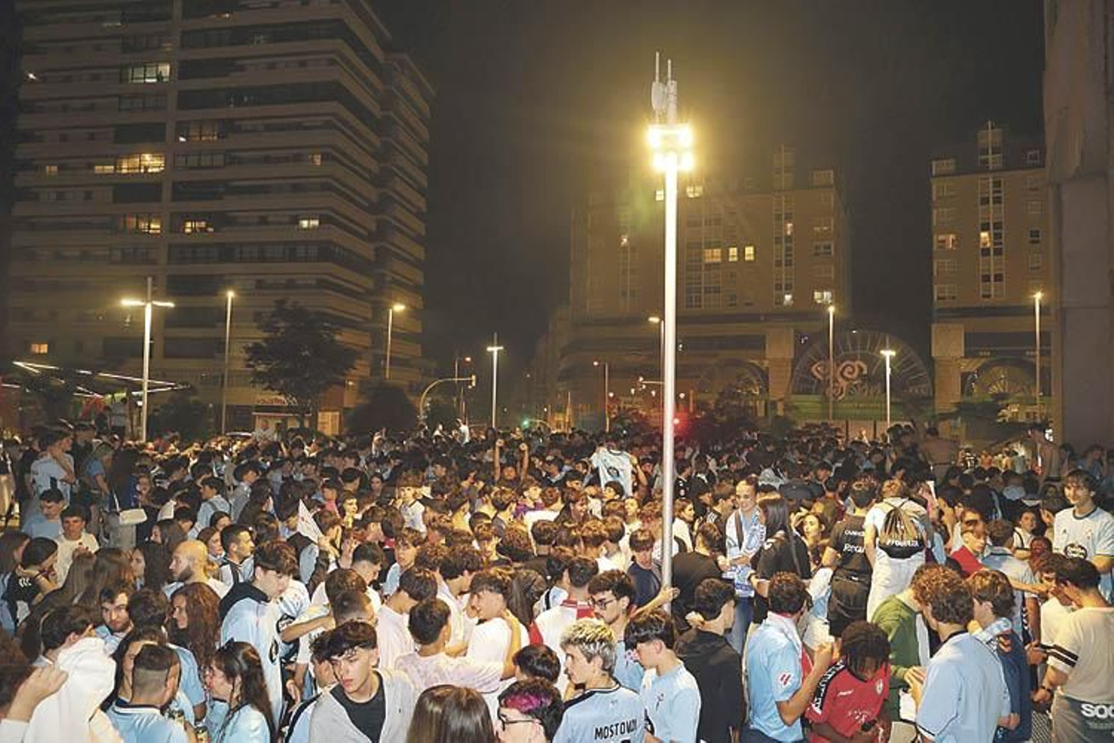 Los más jóvenes no dudaron en celebrar la sexta plaza y la clasificación europea en Praza América, aunque no fuesen los jugadores.