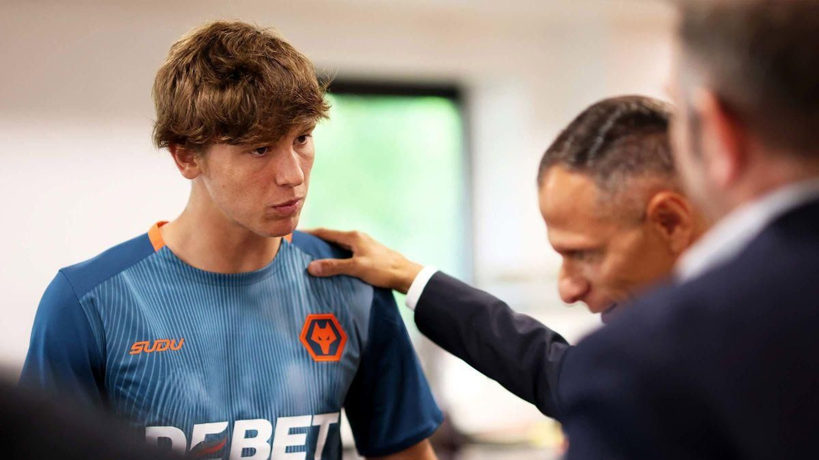 Fer López viste ya la camiseta del Wolverhampton Wanderers, que ayer confirmó su fichaje.