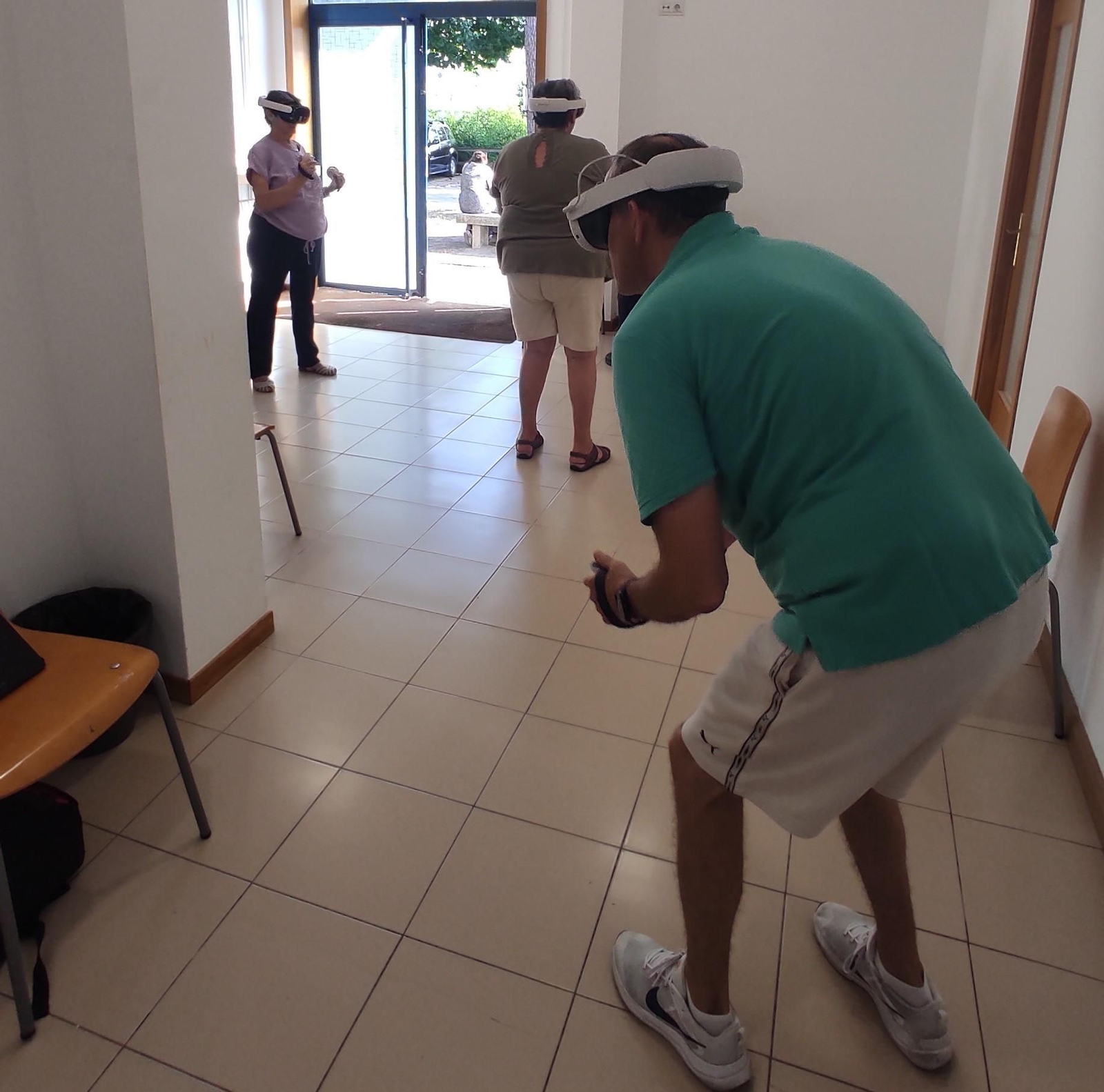 Los pacientes en la terapia de ejercicios con realidad virtual.