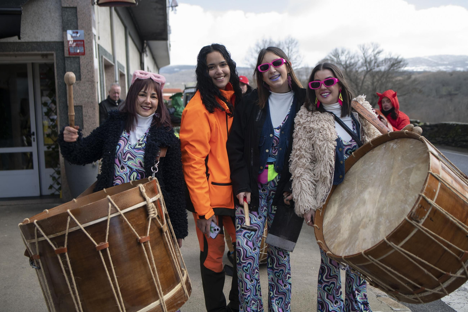 Galería | Viana do Bolo da inicio a su Entroido con el folión femenino