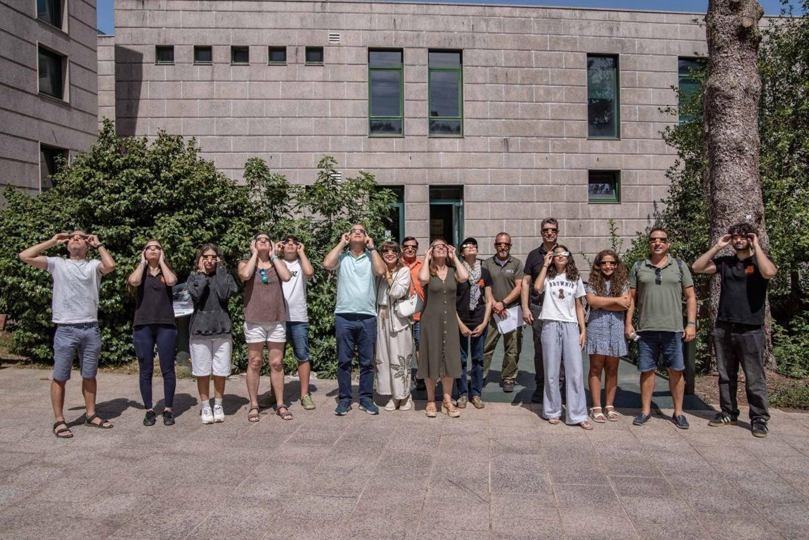 La forma más correcta de ver el eclipse es cumplir unos sencillos pasos. Colocarse las gafas mirando al suelo, sin cruzar la mirada con el sol. Luego, girar y enfocar hacia el eclipse durante 30 segundos aproximadamente. Después, volver a la posición inicial y retirar las gafas para descansar entre 3-5 minutos