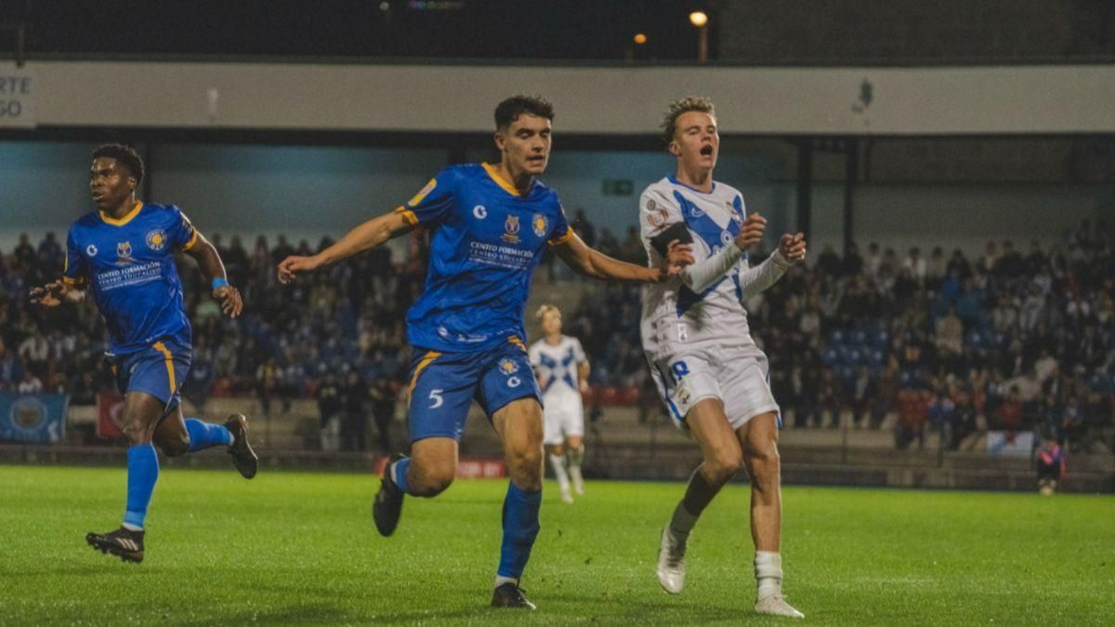 El defensa local Nico González estrelló el balón en el poste