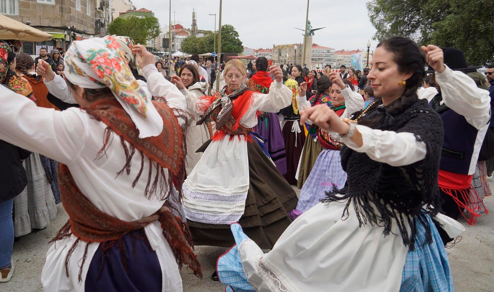 Gente vestida de época por la Reconquista.