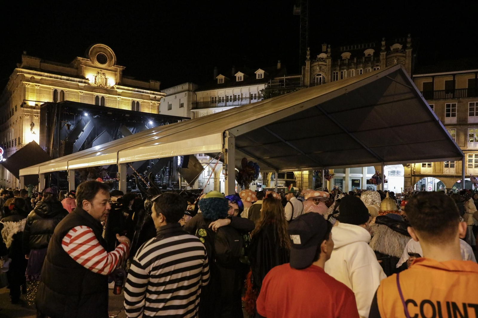 Galería | La ciudad respira Entroido en todas sus calles a la espera del desfile