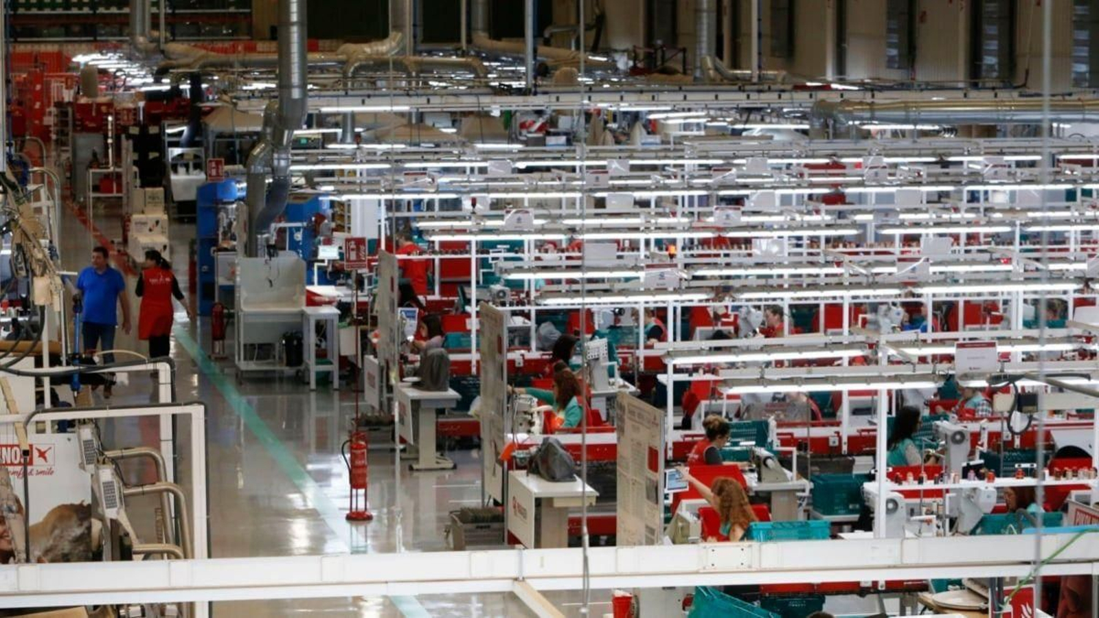 Trabajadores en una nave de una empresa textil.