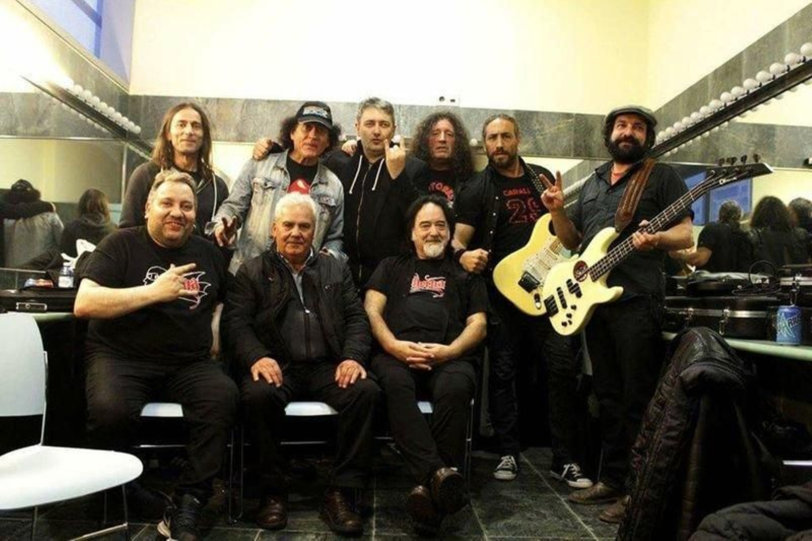 Couceiro (abajo, segundo por la izquierda) con Sherpa, Carlos Motores, Costas o Mariskal (MARISKALROCK,COM/LAHEAVY)