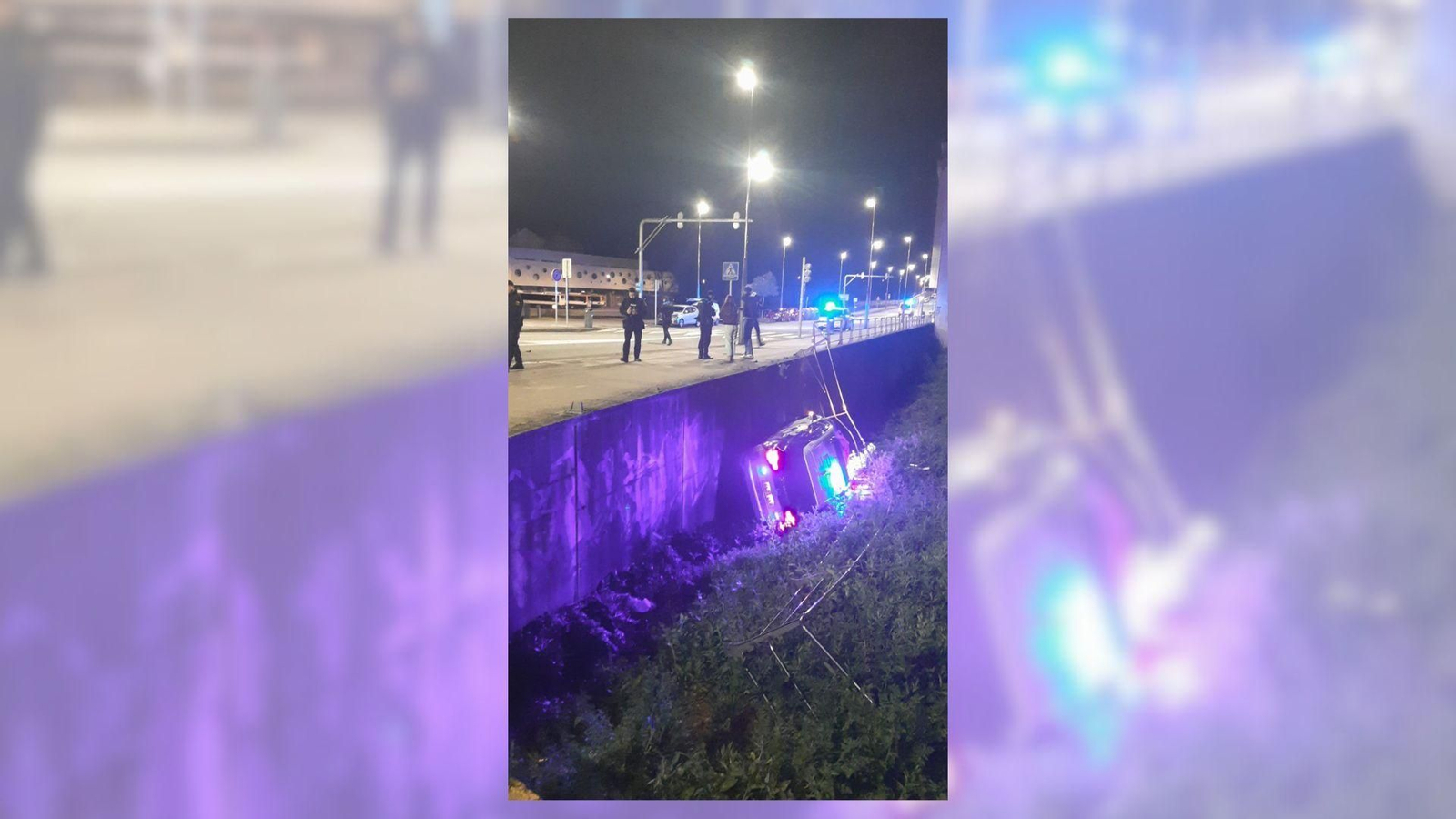 El vehículo policial volcado en el terraplén.