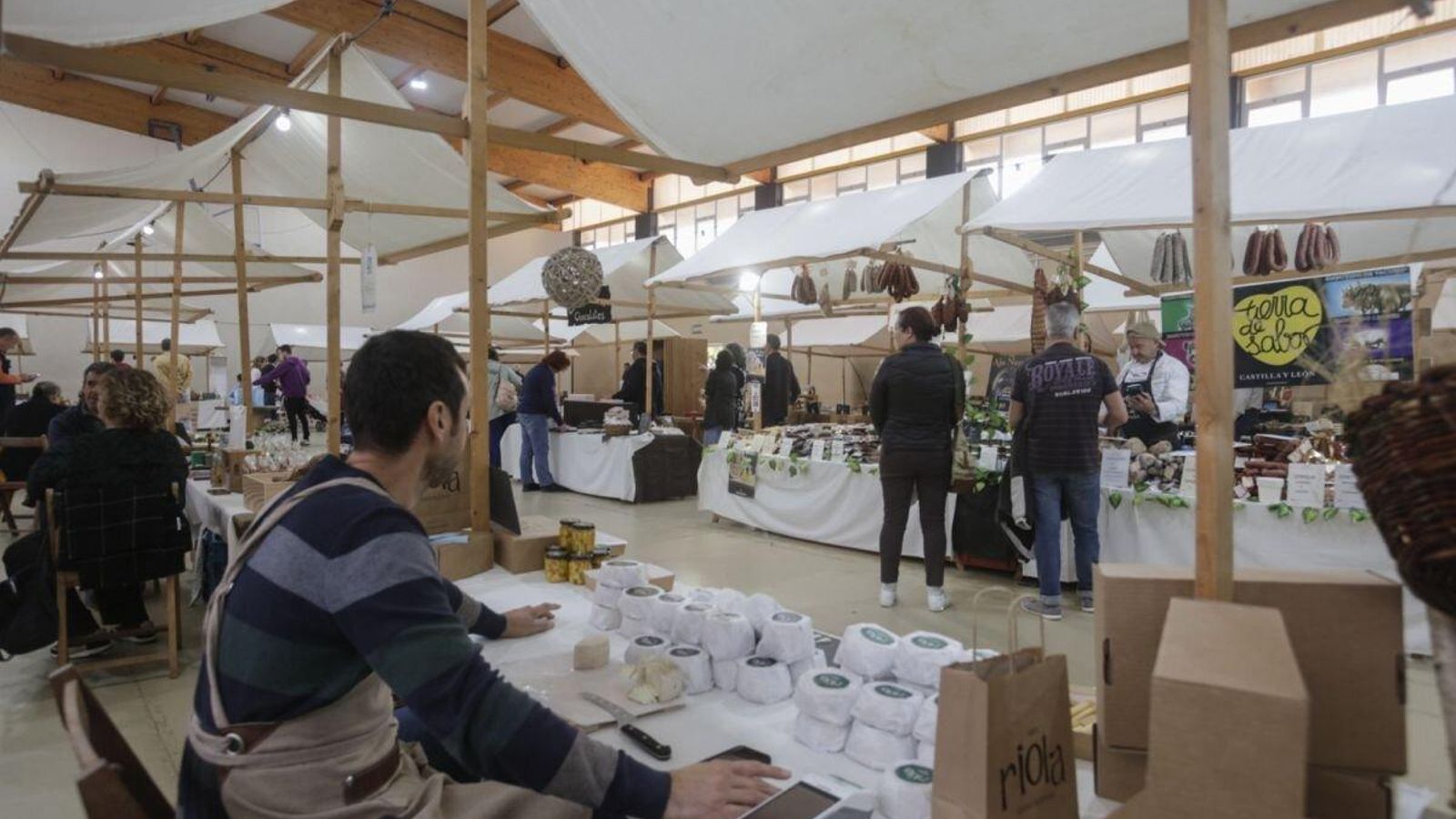 Variedad de puestos gastronómicos en el pabellón.