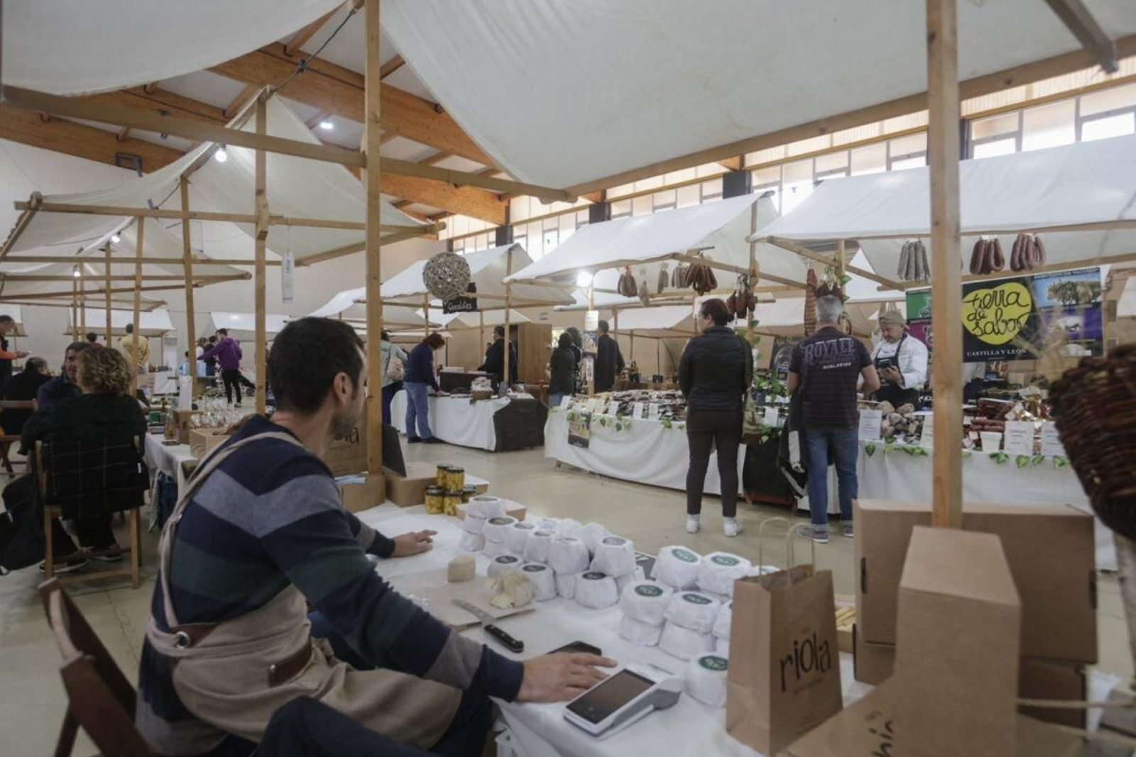 Variedad de puestos gastronómicos en el pabellón.