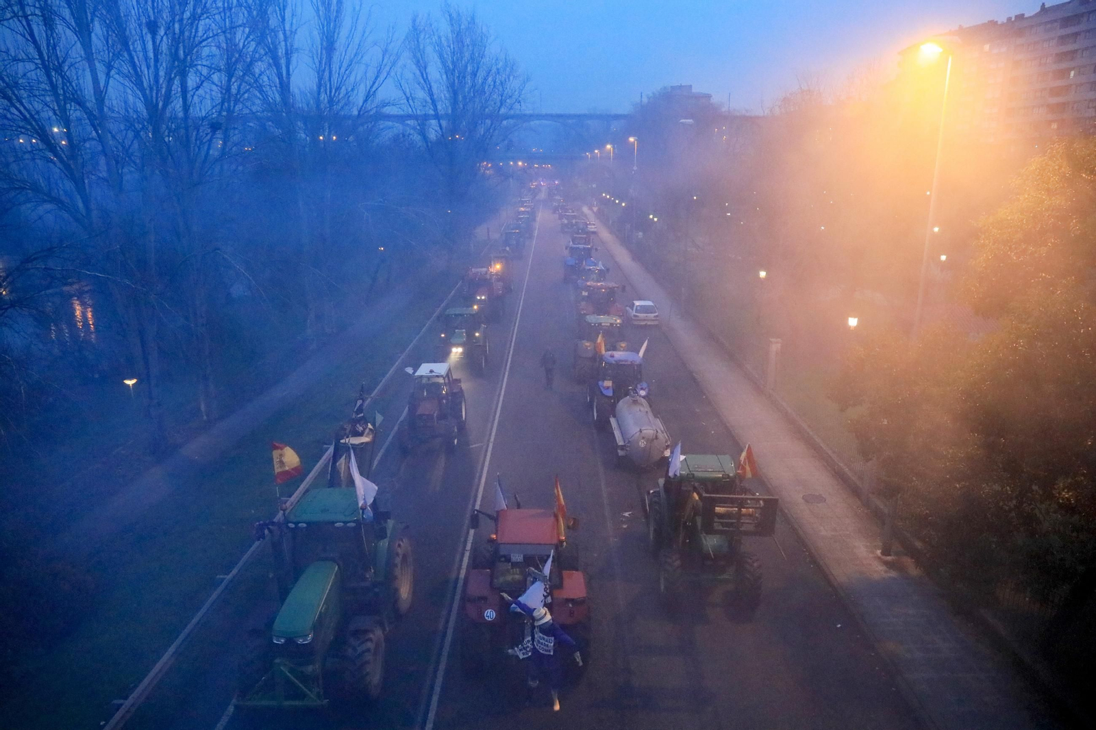 Galería | Largas hileras de tractores bloquean la N-120 en Ourense, en el cuarto fin de semana de protestas