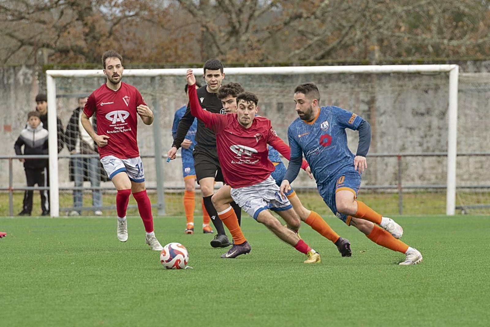 El masidao Álex Bardelás intenta irse con el balón perseguido por Pablo Hermida.