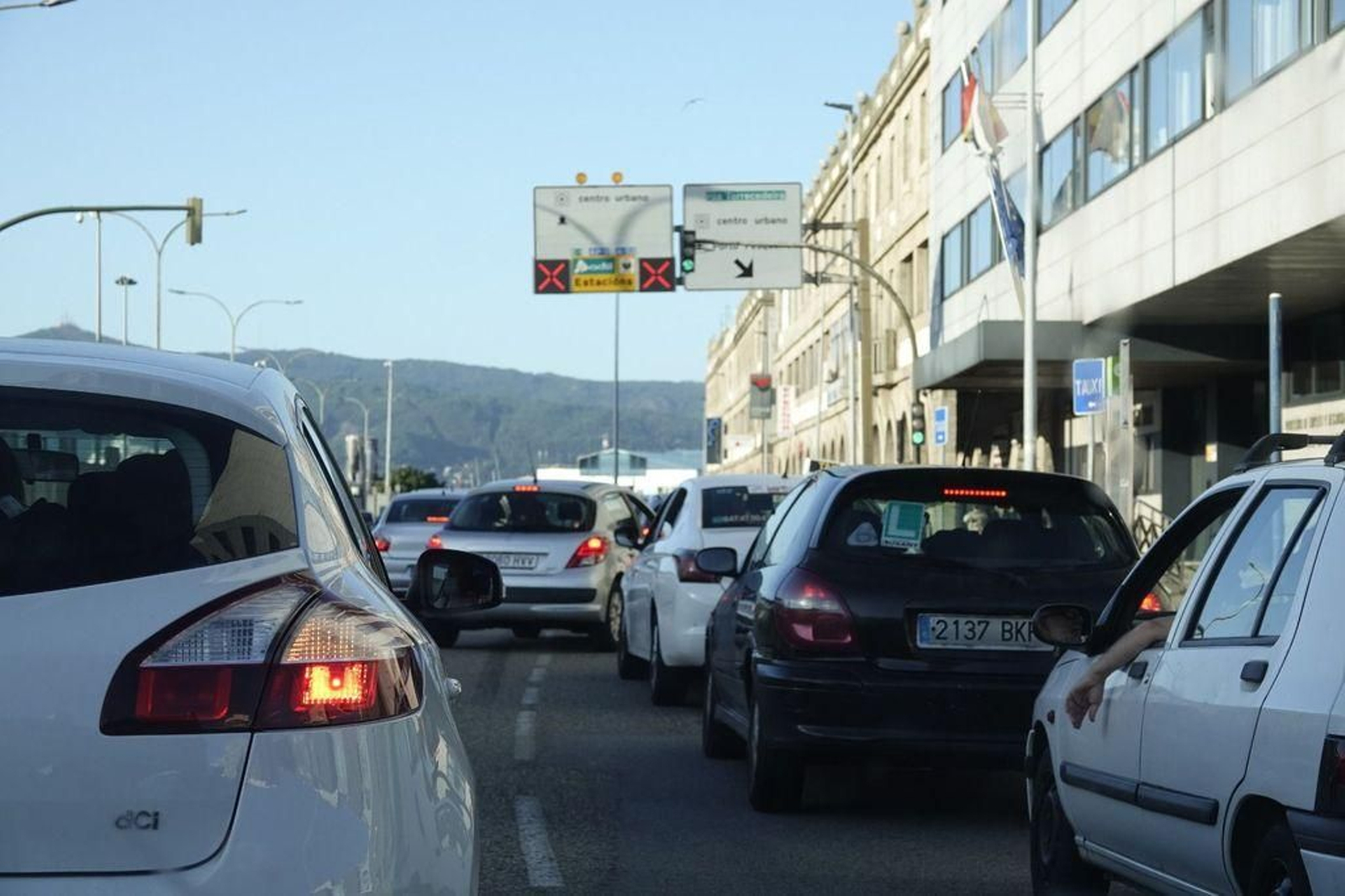 Atasco en Beiramar ayer por la tarde por el cierre del túnel.