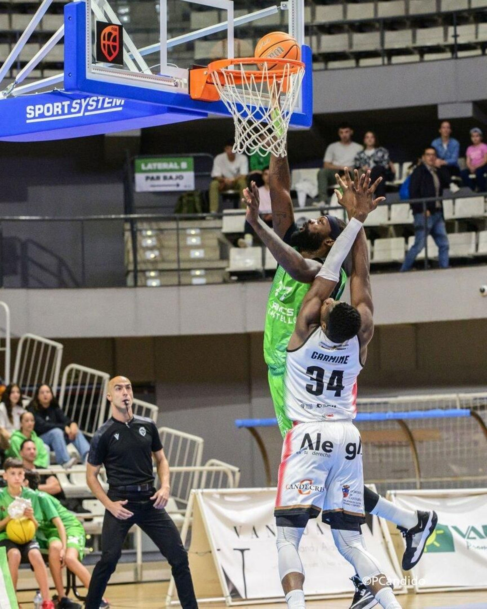 Viny Okouo trata de anotar ante Kande, del Cantabria.