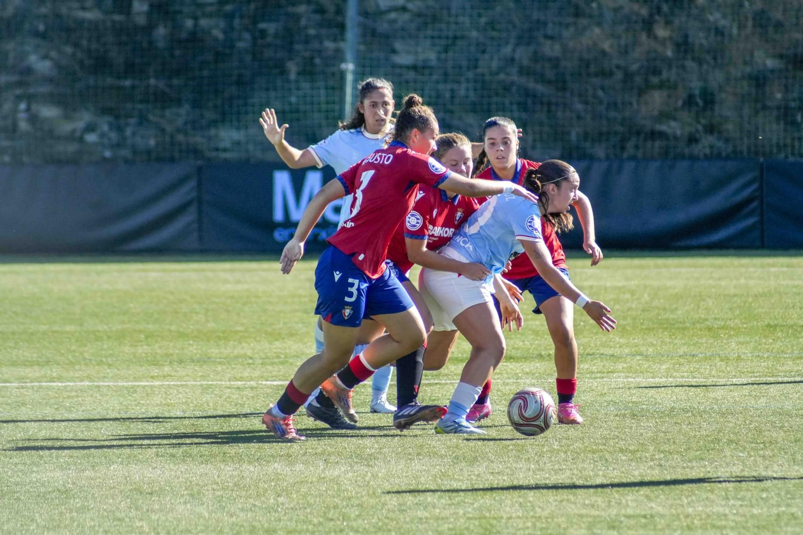 Tres jugadoras de Osasuna B tratan de frenar a la céltica Tati Cruz.