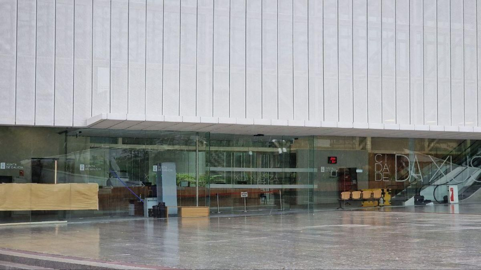 La vigilancia del edificio, de 47.000 metros cuadrados está en manos de efectivos de UVEX y vigilantes de una empresa.