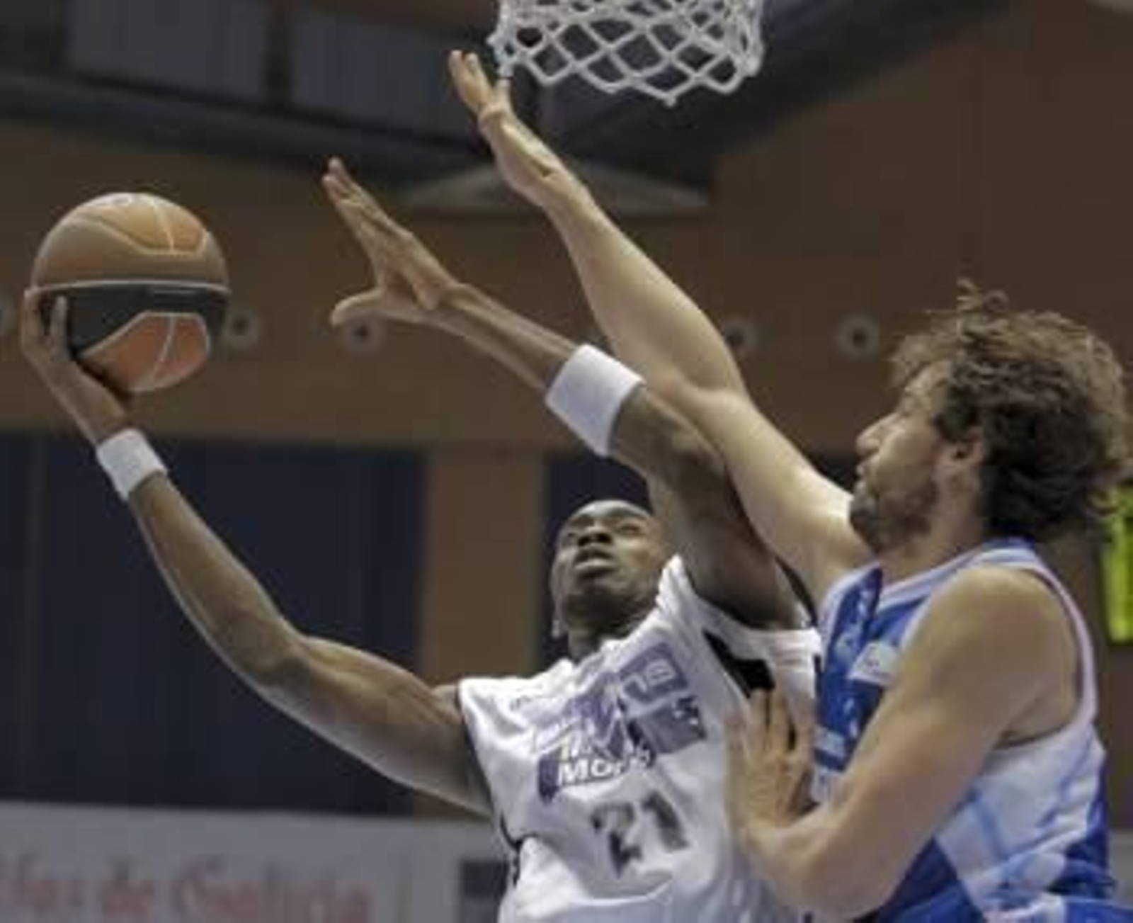 el ala pivot gabonés del Blusens Monbus, Stephane Lasme (i), del Obradoiro, entra a canasta ante el pivot del Lagun Aro David Doblas (Foto: EFE)