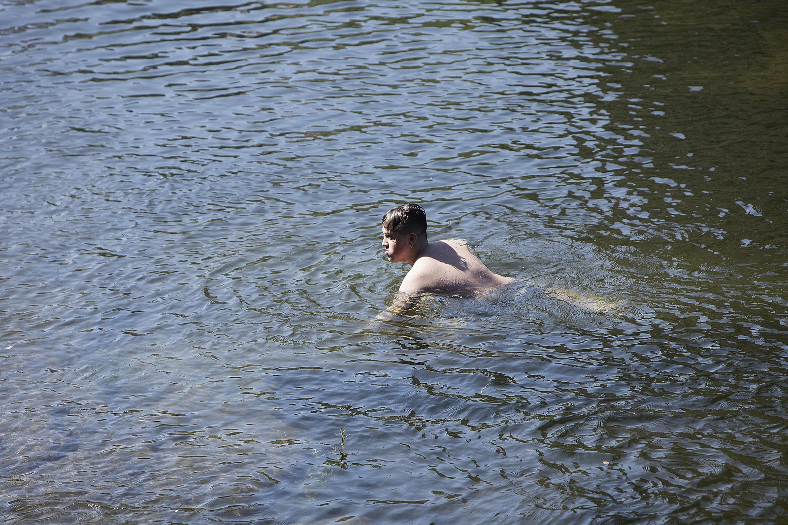 Los ourensanos se refrescaron en el río. FOTO: Miguel Ángel