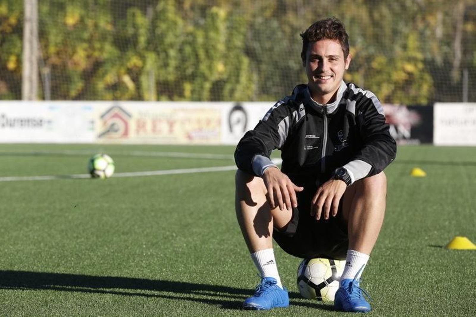 Rubén Lamelas, jugador del Bande, en el campo de fútbol de Oira.
